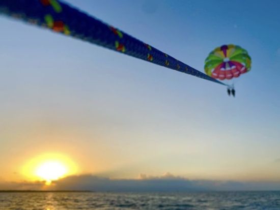 サンセットパラセーリング　選べる高さ50m／75m／100m　1日1組限定！夕焼けに移り行く空を上空で独り占め＜石垣港＞
