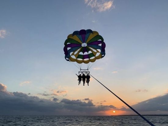 サンセットパラセーリング　選べる高さ50m／75m／100m　1日1組限定！夕焼けに移り行く空を上空で独り占め＜石垣港＞