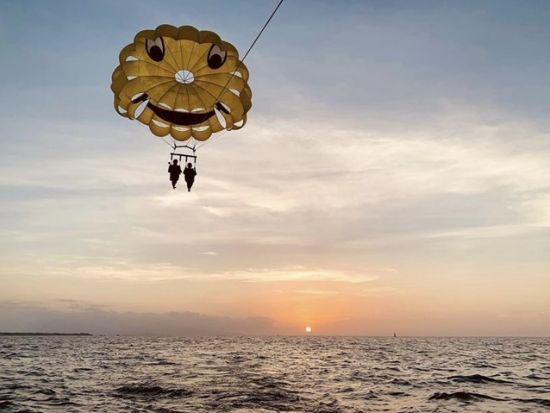 サンセットパラセーリング　選べる高さ50m／75m／100m　1日1組限定！夕焼けに移り行く空を上空で独り占め＜石垣港＞