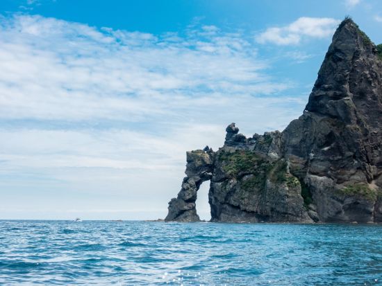 小樽海上観光船あおばと：オタモイ航路 オモタイ海岸や赤岩海岸などの断崖絶壁をぐるっと周遊クルーズ＜4月18日～10月18日／40～90分／小樽港＆祝津港発＞