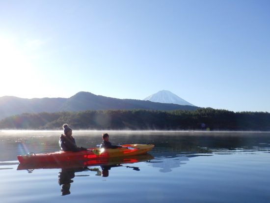 【愛犬連れOK】西湖カヤック体験　早朝からサンセットクルーズまで選べる4つの開始時間＜2時間／犬用ライフジャケット貸出有／富士河口湖町＞
