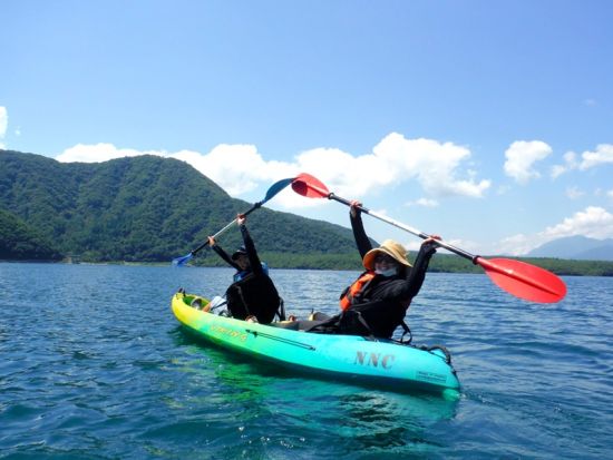 【愛犬連れOK】西湖カヤック体験　早朝からサンセットクルーズまで選べる4つの開始時間＜2時間／犬用ライフジャケット貸出有／富士河口湖町＞