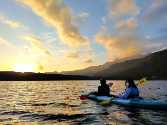 西湖カヤック体験　早朝からサンセットクルーズまで選べる4つの開始時間＜3歳から参加可／2時間／富士河口湖町＞