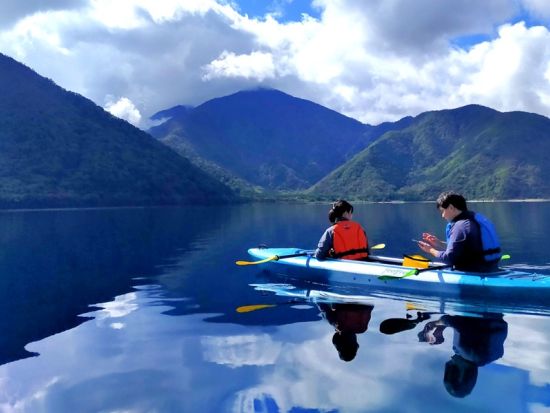 本栖湖(もとすこ)カヤック体験　「本栖ブルー」と称される青く美しい湖の湖上散策＜3歳から参加可／2時間／富士河口湖町＞