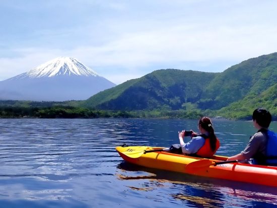 本栖湖(もとすこ)カヤック体験　「本栖ブルー」と称される青く美しい湖の湖上散策＜3歳から参加可／2時間／富士河口湖町＞