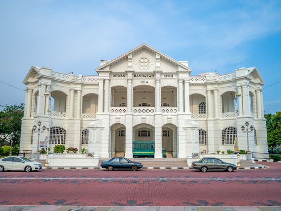 Malaysia_Ipoh_Town Hall_Dewan Bandaran_shutterstock_1166910421