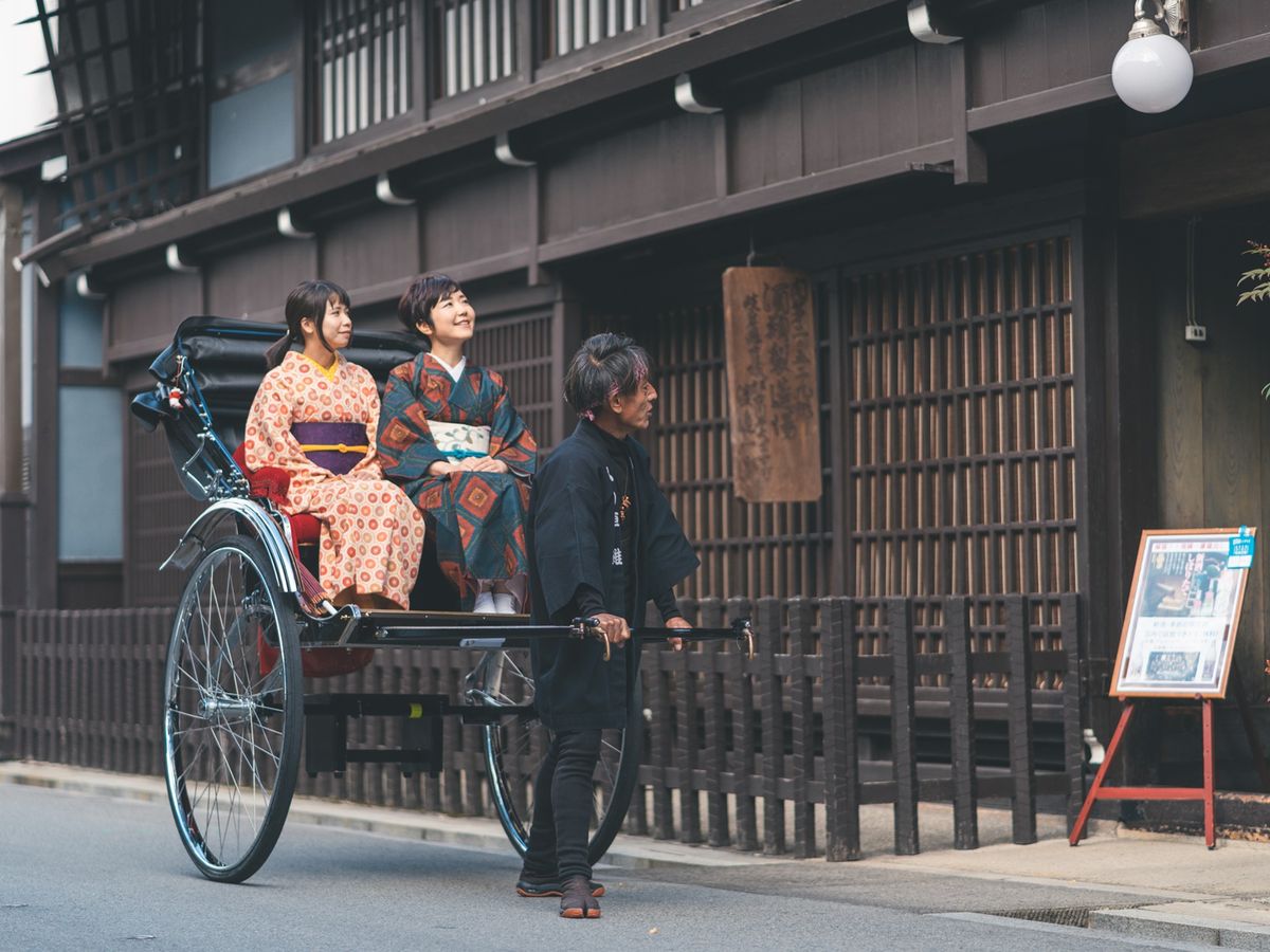 ⾶騨古川 人⼒⾞遊覧 ⽇根野美術館で絶品スイーツのおもてなし付き