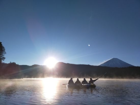 西湖カヤック体験　早朝からサンセットクルーズまで選べる4つの開始時間＜3歳から参加可／2時間／富士河口湖町＞