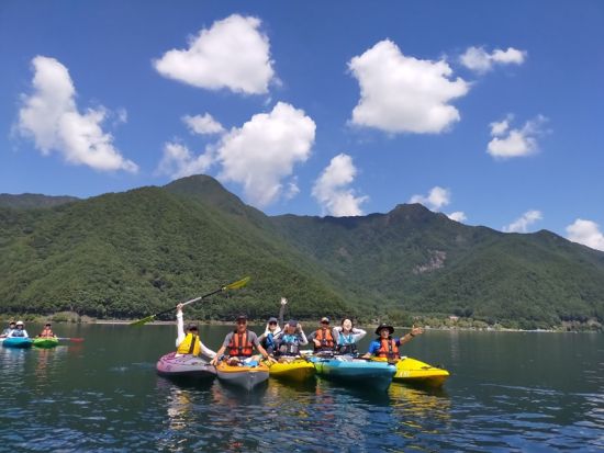 西湖カヤック体験　早朝からサンセットクルーズまで選べる4つの開始時間＜3歳から参加可／2時間／富士河口湖町＞