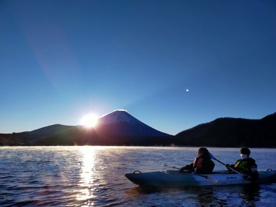 本栖湖(もとすこ)カヤック体験　「本栖ブルー」と称される青く美しい湖の湖上散策＜3歳から参加可／2時間／富士河口湖町＞