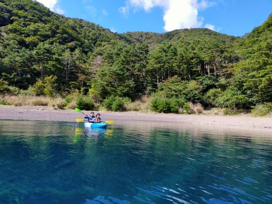本栖湖(もとすこ)カヤック体験　「本栖ブルー」と称される青く美しい湖の湖上散策＜3歳から参加可／2時間／富士河口湖町＞