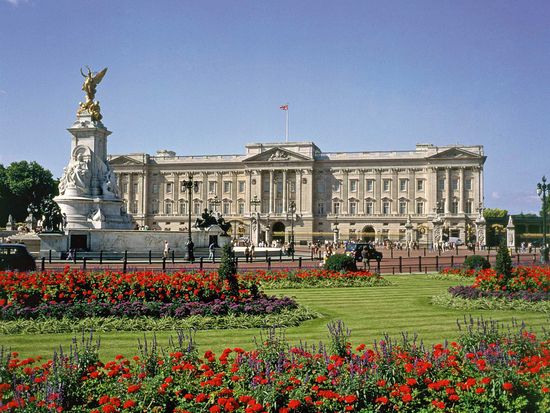 RS4332_Buckingham-Palace-with-Flowers