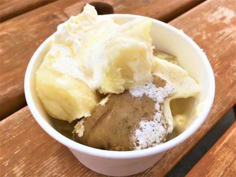 じゃがいも収穫体験　カラフルなじゃがいも掘り＆絶品じゃがバターの軽食付き＜8～9月／じゃがいも1袋詰め放題／1名から催行／美瑛町＞