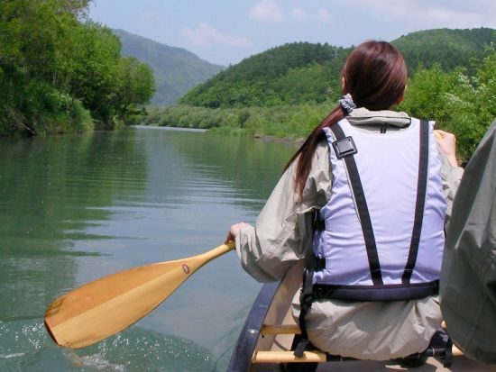 空知川 カナディアンカヌーで川下り体験 安定感のあるカヌーで、ゆっくりと進む時間、川の流れを体験しよう＜4～10月／富良野市＞