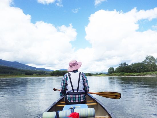 空知川 カナディアンカヌーで川下り体験 安定感のあるカヌーで、ゆっくりと進む時間、川の流れを体験しよう＜4～10月／富良野市＞