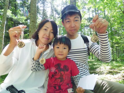 森の冒険ツアー　五感をフルで使って森の宝さがしを体験しよう！木に触れて風の音を聴く森体験＜3歳から参加可／4～10月／富良野市＞byウッキーズ