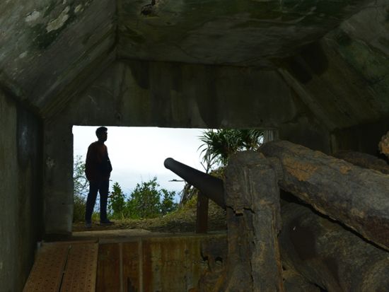 父島戦跡ツアー　小笠原在住30年以上のガイドがご案内！夜明山戦跡に残る壕や砲台を巡る＜午前・午後／現地集合・ホテル送迎／小笠原諸島・父島発＞byボニンブルーシマ