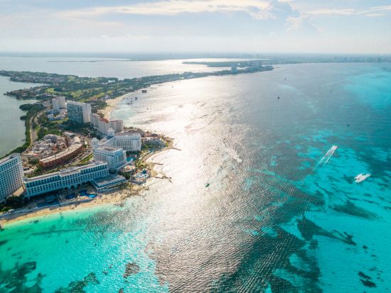 ヘリコプター遊覧飛行ツアー　カリブ海の絶景を上空から見渡す空の旅＜1日5便／日本語ガイド／カンクン発／午前・午後出発／貸切フライト／送迎付き＞