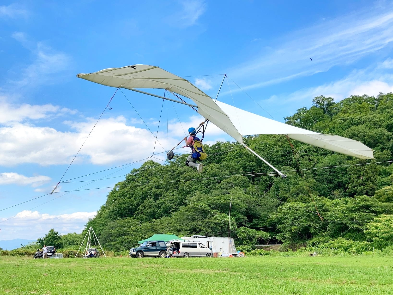 ハンググライダー1日体験 何度も飛んで滑空感を満喫！午後は操縦にも