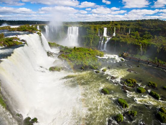 【混載】世界遺産イグアスの滝を制覇！アルゼンチン＆ブラジル2ヵ国ツアー＜1日／英語ガイド／ホテル往復送迎／アルゼンチン発着＞