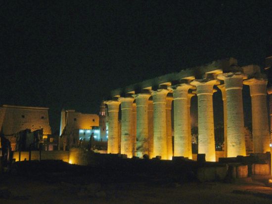 夜の闇で輝く世界遺産カルナック神殿☆音と光の感動ショー＜英語アシスタント／ルクソール発＞