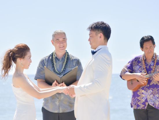 ハワイ　1日完結挙式（ビーチウェディング）ビーチフォト付き　プリンセスウェディングパッケージ（挙式・撮影・衣装・メイク）