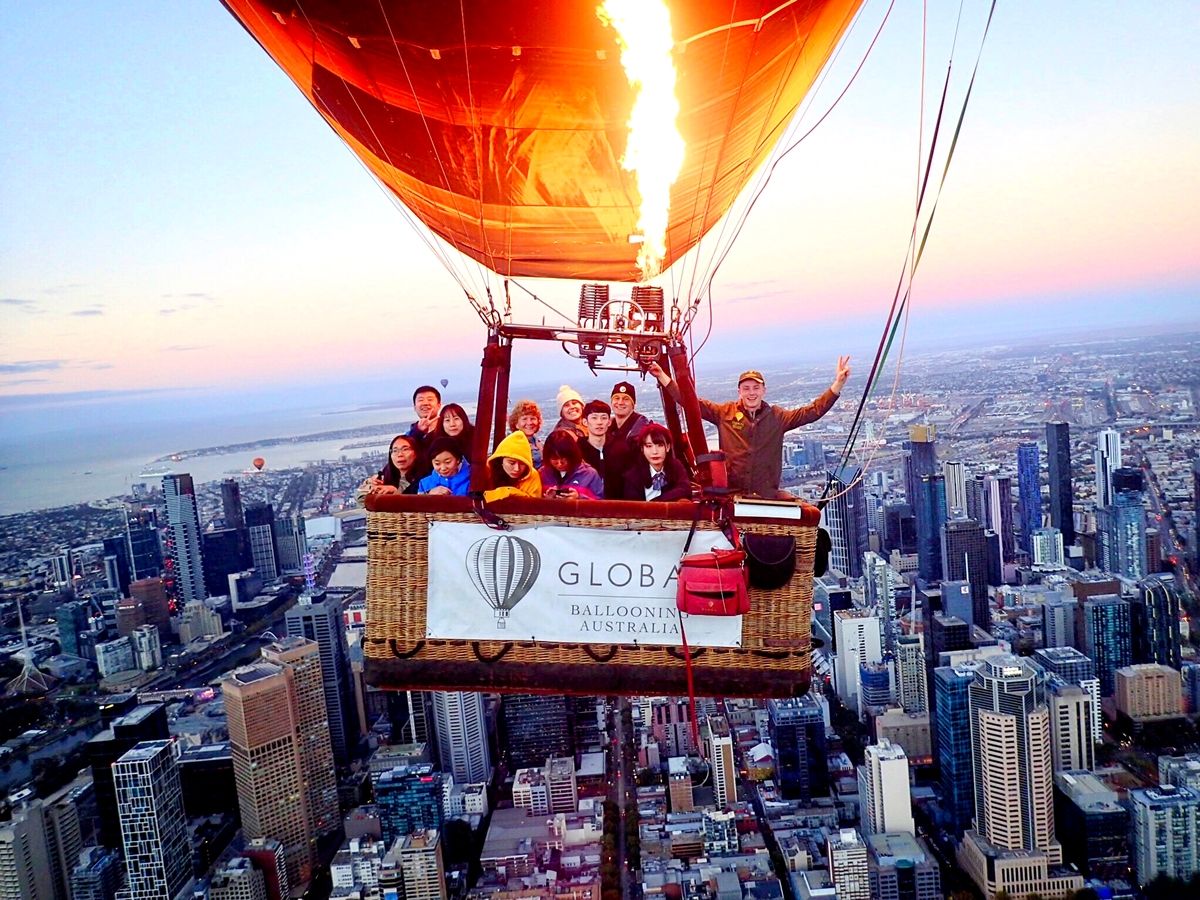 メルボルン熱気球遊覧飛行 朝焼けに染まる高層ビル群を見下ろす幻想的
