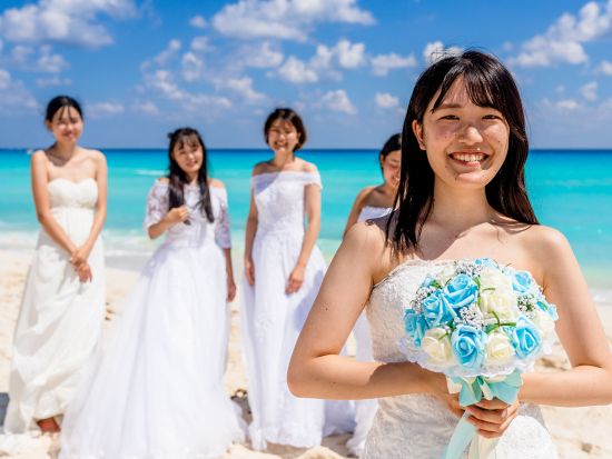 【学割】カリビアンブルーを背景に友達同士でフォトセッション！カンクンの人気プロカメラマンが撮影 ＜日本語サポート／往復送迎／グループ向け／チップ込み＞
