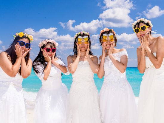 【学割】カリビアンブルーを背景に友達同士でフォトセッション！カンクンの人気プロカメラマンが撮影 ＜日本語サポート／往復送迎／グループ向け／チップ込み＞