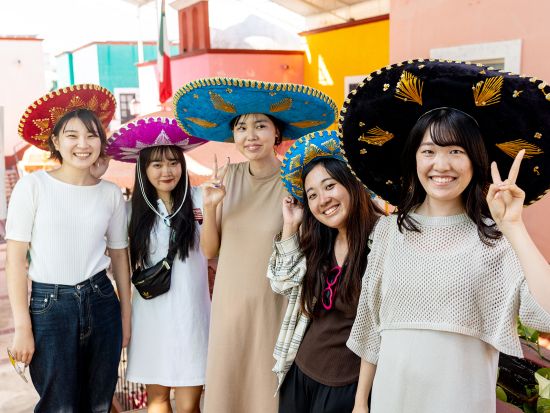 【学割】カリビアンブルーを背景に友達同士でフォトセッション！カンクンの人気プロカメラマンが撮影 ＜日本語サポート／往復送迎／グループ向け／チップ込み＞