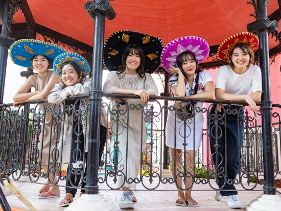 【学割】カリビアンブルーを背景に友達同士でフォトセッション！カンクンの人気プロカメラマンが撮影 ＜日本語サポート／往復送迎／グループ向け／チップ込み＞