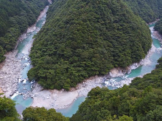 貸切絶景ツアー　祖谷の秘境を巡る！　かずら橋＋祖谷渓ひの字＋琵琶の滝＋小便小僧＋平家屋 敷＜所要時間 約2.5時間／1～9名／選べる出発時間／大歩危駅発＞