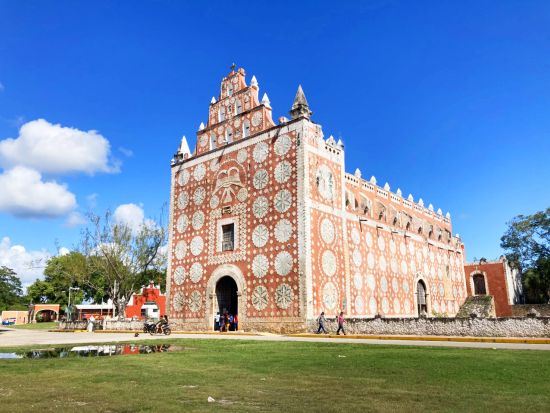 カンクンの魔法の村「イサマル」＆「バジャドリード」＋人気上昇中の「ウアイマ教会」周遊ツアー＜日本人アテンド／混載／カンクンまたはプラヤデルカルメン発＞