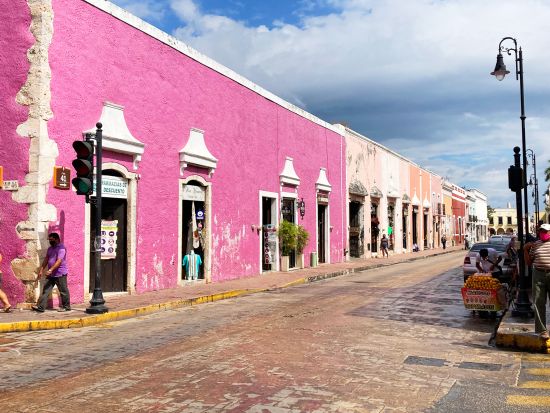 チチェン・イッツァ遺跡＋セノーテ＋魔法の村イサマル＆バジャドリードを巡る1日観光ツアー＜混載／昼食／英語／メリダ発着＞