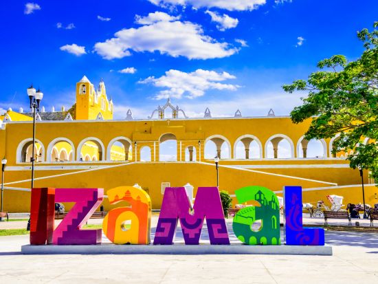 チチェン・イッツァ遺跡＋セノーテ＋魔法の村イサマル＆バジャドリードを巡る1日観光ツアー＜混載／昼食／英語／メリダ発着＞