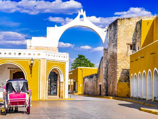 カンクンの魔法の村「イサマル」＆「バジャドリード」＋人気上昇中の「ウアイマ教会」周遊ツアー＜日本人アテンド／混載／カンクンまたはプラヤデルカルメン発＞