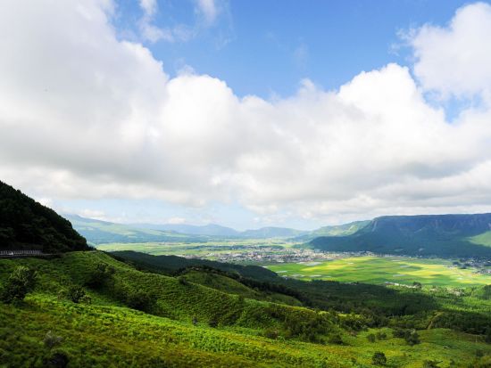 【阿蘇駅周辺発／黒川温泉着】貸切観光タクシー　阿蘇の絶景と黒川温泉コース 草千里＋阿蘇山火口＋大観峰＋鍋ヶ滝　選べる降車地 ＜約5時間＞ by 阿蘇観光タクシー