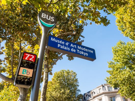 France_Paris_Busstop_Musee d'Art Moderne_shutterstock_370251890