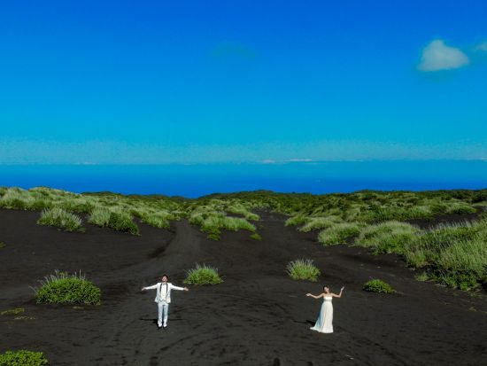 ウェディングフォト　日本唯一の黒色の「裏砂漠」で撮影　地上からは撮れない美しい景色を写せるドローン撮影付き＜衣装持ち込み／80カット／伊豆大島＞