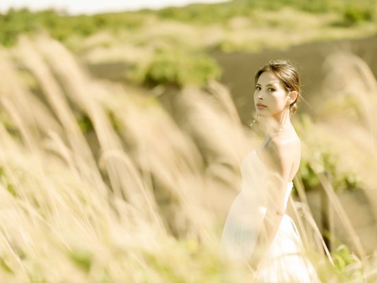 ウェディングフォト　日本唯一の黒色の「裏砂漠」で撮影　地上からは撮れない美しい景色を写せるドローン撮影付き＜衣装持ち込み／80カット／伊豆大島＞