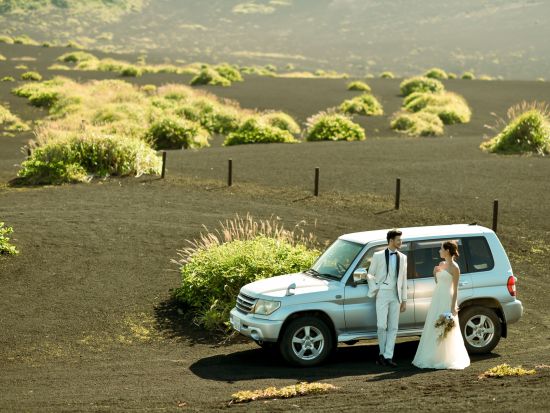 ウェディングフォト　日本唯一の黒色の「裏砂漠」で撮影　地上からは撮れない美しい景色を写せるドローン撮影付き＜衣装持ち込み／80カット／伊豆大島＞