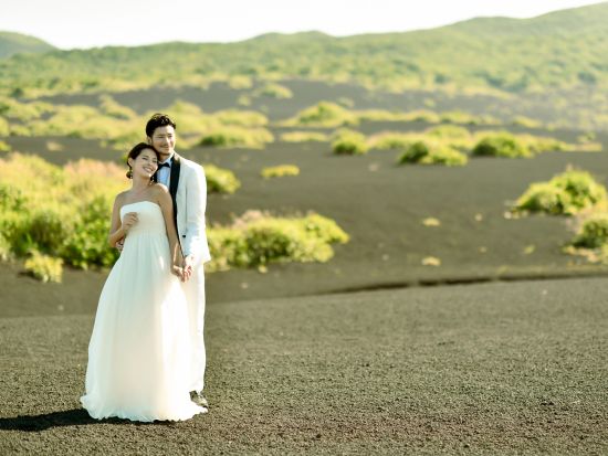 ウェディングフォト　日本唯一の黒色の「裏砂漠」で撮影　地上からは撮れない美しい景色を写せるドローン撮影付き＜衣装持ち込み／80カット／伊豆大島＞