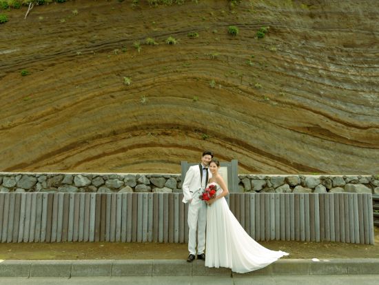 ウェディングフォト　泉津の切通しや地層大切断面など美しい自然の中で1日撮影　ドレス＋タキシード＋新婦ヘアメイク付き＜150カット／東京発 伊豆大島＞