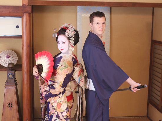 舞妓変身体験 カップルで一緒に特別な京都の思い出に！お座敷撮影プランまたは野外撮影プラン＜2～3.5時間／京都市／祇園＞by 舞妓体験処 ぎをん彩