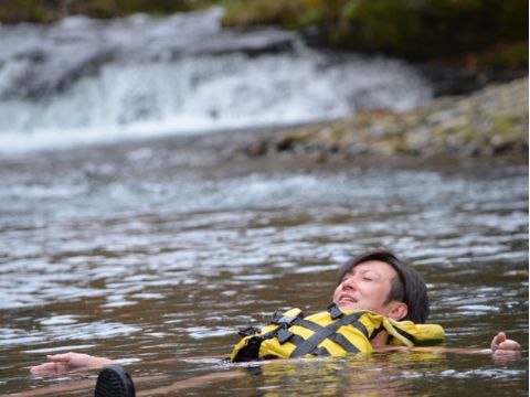 空知川源流テントサウナ体験　富良野でサ活！ロウリュ＆天然の水風呂、川にダイブ！川辺でととのい体験＜１棟貸し／6～11月／南富良野＞by レジャーガイド 遊び屋