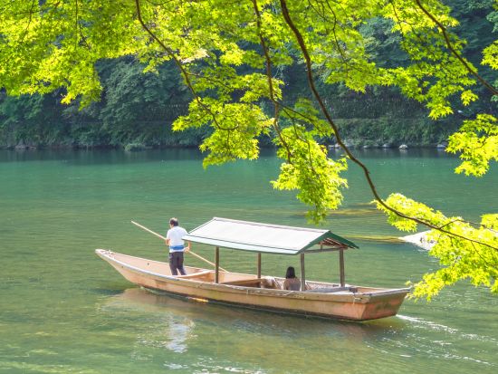 京都・嵐山 貸切屋形船 水面から季節を楽しむ優雅な舟遊び＜飲食物持込OK／1時間貸切＞by 嵐山通船