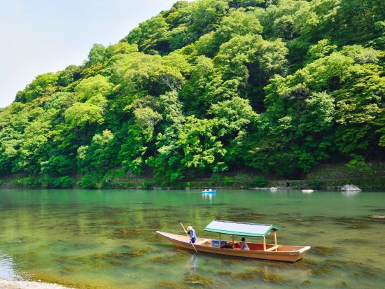 京都・嵐山 貸切屋形船 水面から季節を楽しむ優雅な舟遊び＜飲食物持込OK／1時間貸切＞by 嵐山通船
