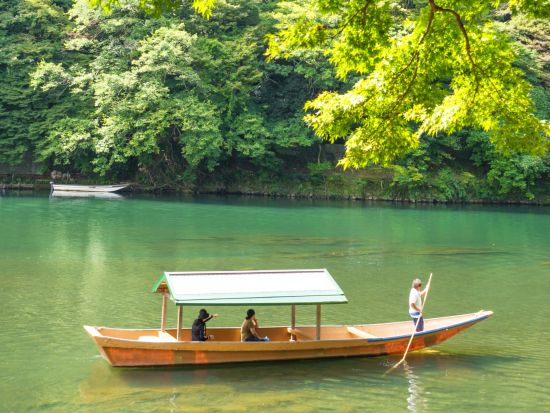 【お食事付き】京都・嵐山 貸切屋形船 水面から季節を楽しむ優雅な舟遊び＜牛すき焼き or 牛豚しゃぶしゃぶ／1時間貸切＞by 嵐山通船