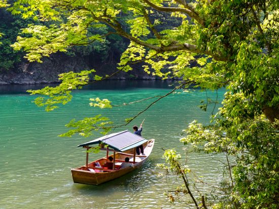 京都・嵐山 貸切屋形船 水面から季節を楽しむ優雅な舟遊び＜飲食物持込OK／1時間貸切＞by 嵐山通船
