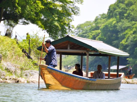 【10名以上の団体ご予約】京のお弁当付き！京都・嵐山 貸切屋形船 水面から季節を楽しむ優雅な舟遊び＜お弁当付／1時間貸切＞by 嵐山通船